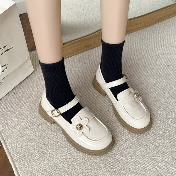 Μοντέρνα γυναικεία παπούτσια με τρισδιάστατο στοιχείο λουλουδιών