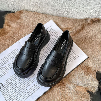 Sieviešu ikdienišķās platformas klaipi