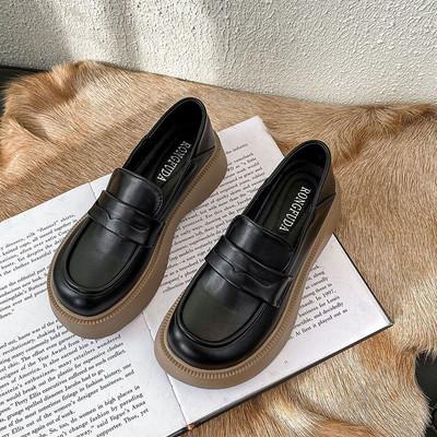 Sieviešu ikdienišķās platformas klaipi