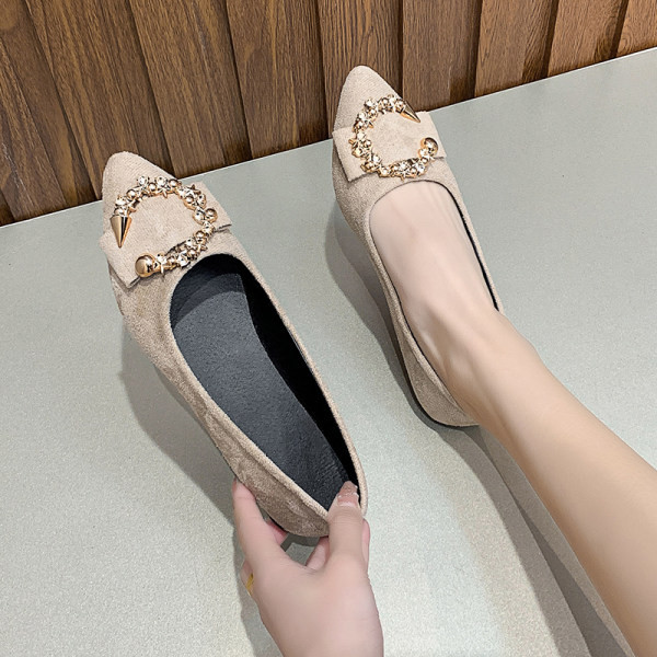 Κομψά παπούτσια με διακοσμιτικές πέτρες