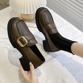 Γυναικεία έκο  δερμάτινα παπούτσια με αγκράφα - μαύρο και καφέ χρώμα