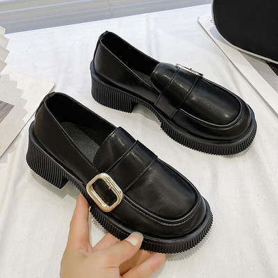 Γυναικεία έκο  δερμάτινα παπούτσια με αγκράφα - μαύρο και καφέ χρώμα