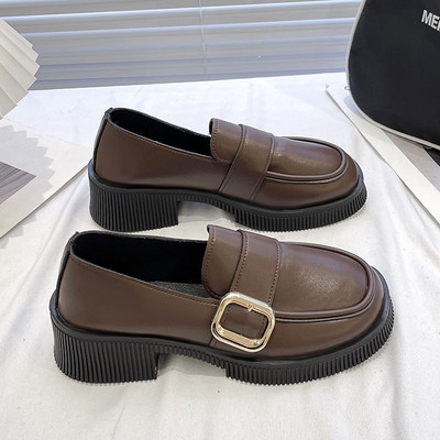 Γυναικεία έκο  δερμάτινα παπούτσια με αγκράφα - μαύρο και καφέ χρώμα