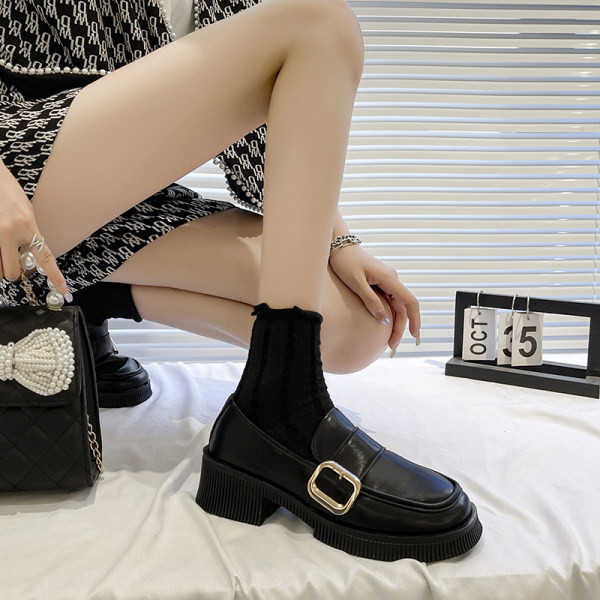 Γυναικεία έκο  δερμάτινα παπούτσια με αγκράφα - μαύρο και καφέ χρώμα