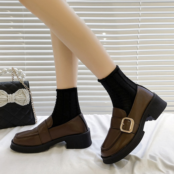 Γυναικεία έκο  δερμάτινα παπούτσια με αγκράφα - μαύρο και καφέ χρώμα