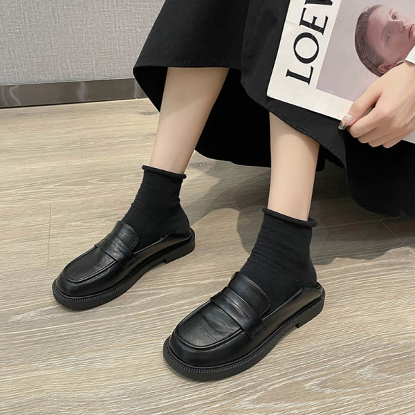 Jauns eko ādas plakano apavu modelis sievietēm