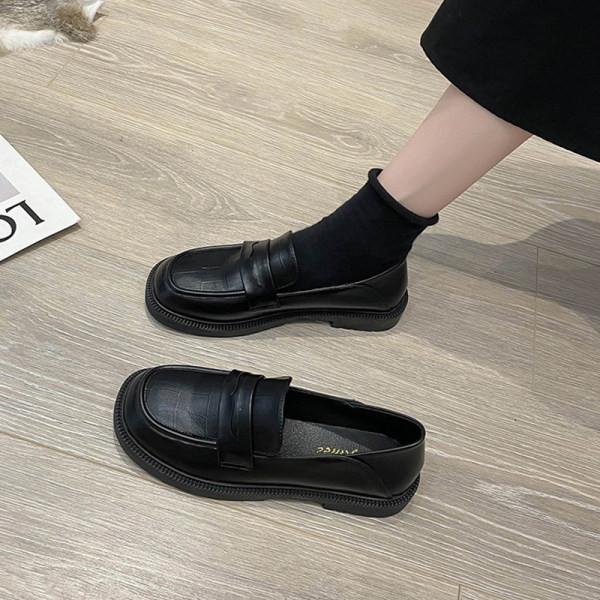 Jauns eko ādas plakano apavu modelis sievietēm