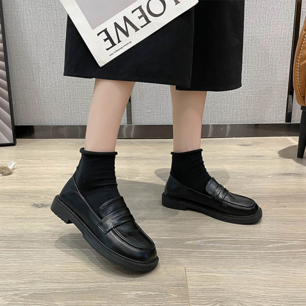 Jauns eko ādas plakano apavu modelis sievietēm