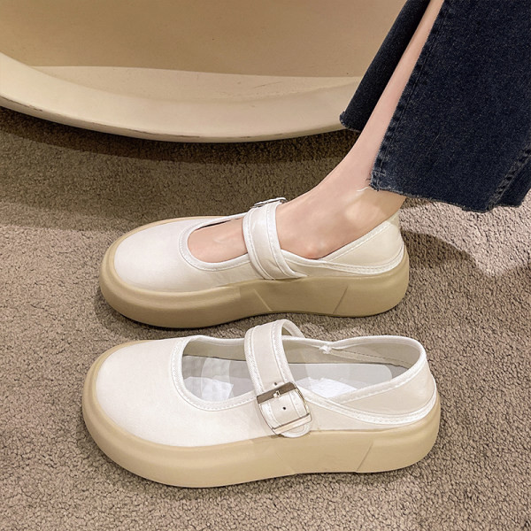 Női cipő - csattal