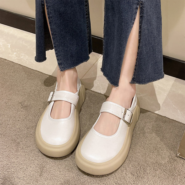 Női cipő - csattal