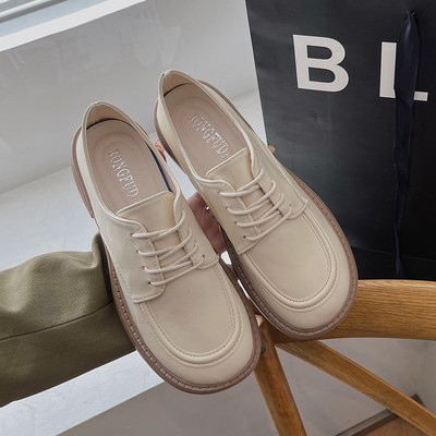 Sieviešu apavi ar mākslīgās ādas šņorēm