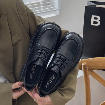 Sieviešu apavi ar mākslīgās ādas šņorēm