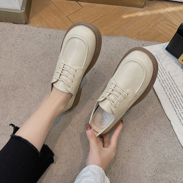 Sieviešu apavi ar mākslīgās ādas šņorēm