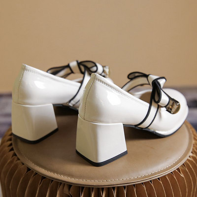 Modern női cipő szalaggal és szögletes 7,5 cm-es sarokkal