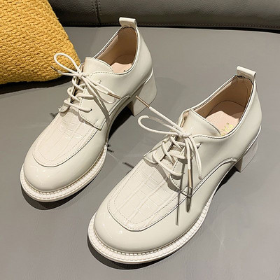 Sieviešu apavu ikdienas modelis no eko ādas ar papēdi un šņorēm