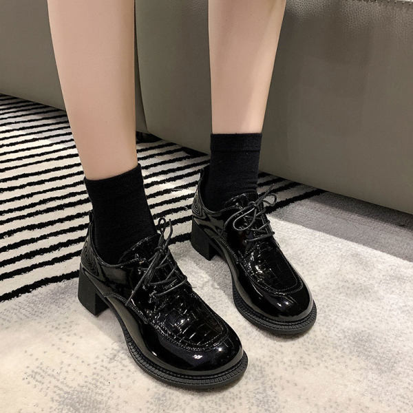 Sieviešu apavu ikdienas modelis no eko ādas ar papēdi un šņorēm