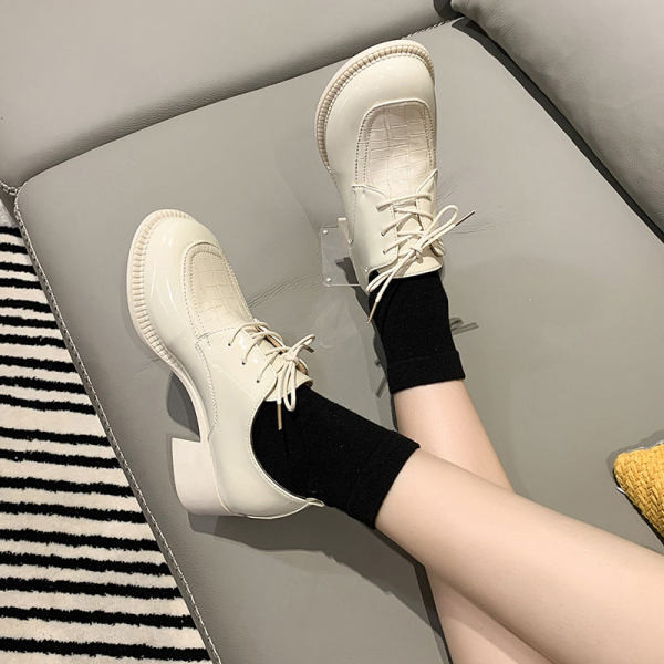 Sieviešu apavu ikdienas modelis no eko ādas ar papēdi un šņorēm