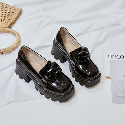 Sieviešu ikdienas modeļu apavi no eko ādas ar papēdi