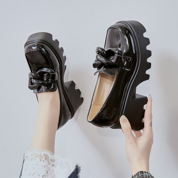 Sieviešu ikdienas modeļu apavi no eko ādas ar papēdi