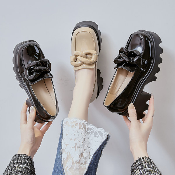 Sieviešu ikdienas modeļu apavi no eko ādas ar papēdi