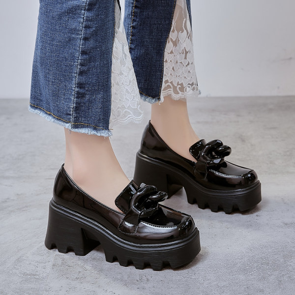 Sieviešu ikdienas modeļu apavi no eko ādas ar papēdi