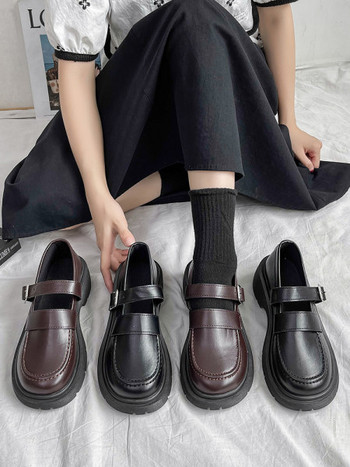 Дамски ретро модел обувки от еко кожа с катарама