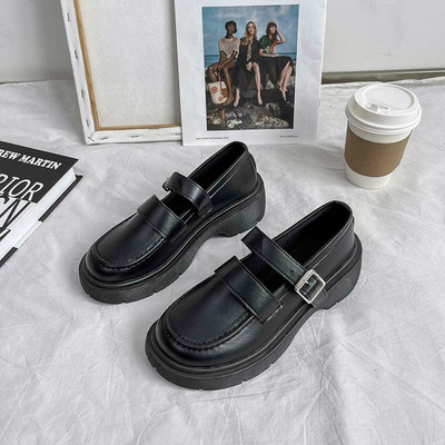 Női retro modell cipő eko bőrből, csattal