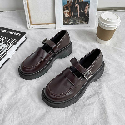 Női retro modell cipő eko bőrből, csattal