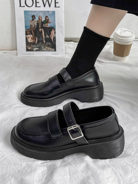 Női retro modell cipő eko bőrből, csattal