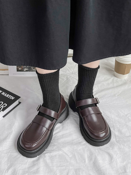 Női retro modell cipő eko bőrből, csattal