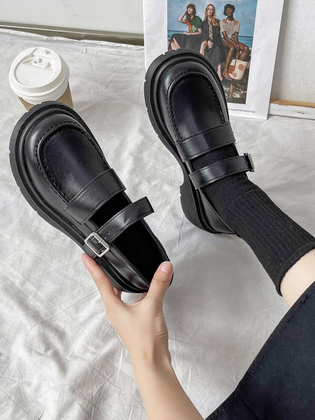 Női retro modell cipő eko bőrből, csattal