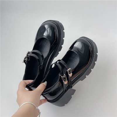 Γυναικεία παπούτσια με χαμηλό τακούνι και αγκράφα