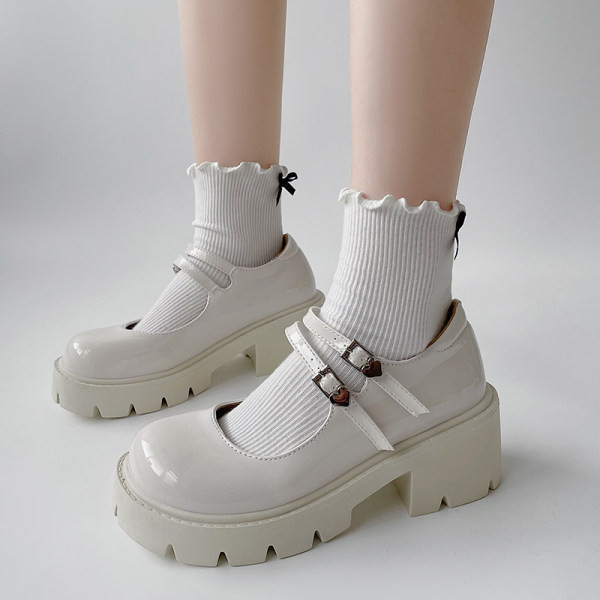 Γυναικεία παπούτσια  με χαμηλό τακούνι και αγκράφα