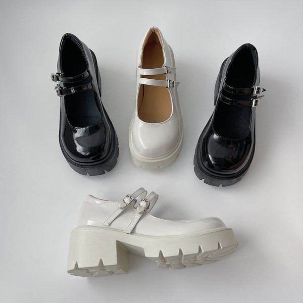 Γυναικεία παπούτσια  με χαμηλό τακούνι και αγκράφα