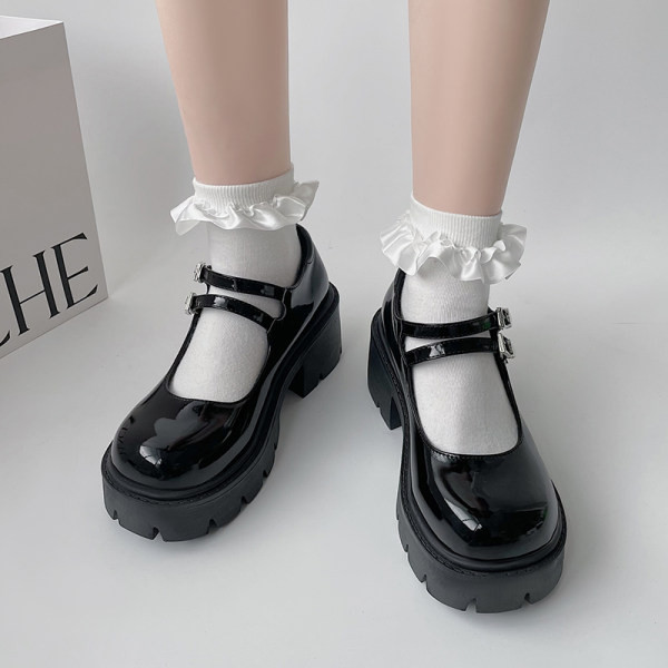 Γυναικεία παπούτσια  με χαμηλό τακούνι και αγκράφα