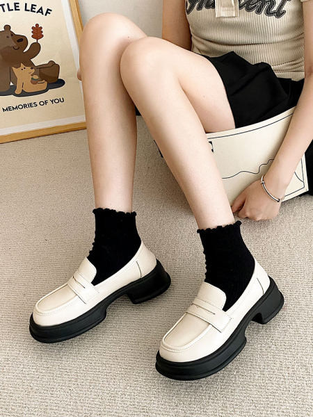 Γυναικεία παπούτσια από οικολογικό δέρμα με casual μοντέλο με τακούνι