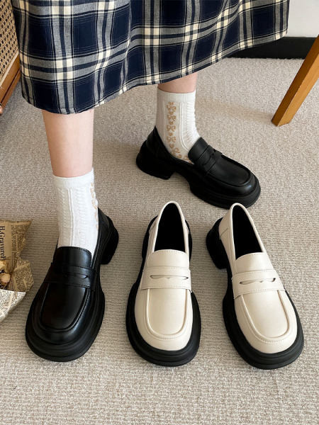 Γυναικεία παπούτσια από οικολογικό δέρμα με casual μοντέλο με τακούνι