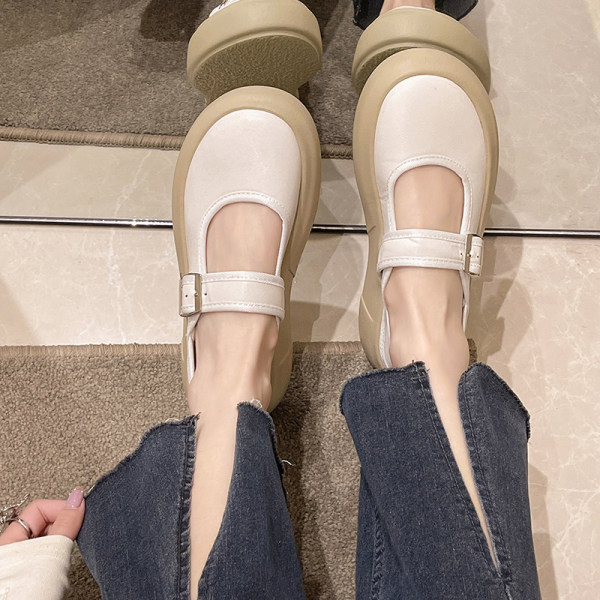 Kerek csatos női cipő