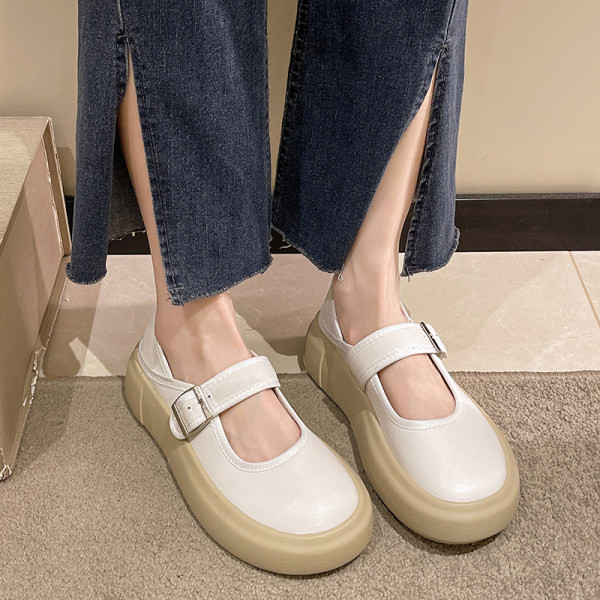 Kerek csatos női cipő