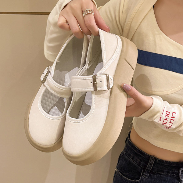 Kerek csatos női cipő