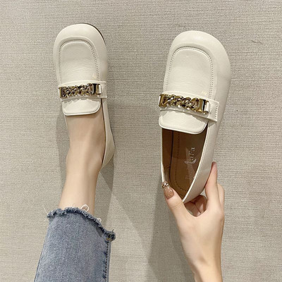 Γυναικεία παπούτσια τύπου μοκασίνι με επίπεδη σόλα και μεταλλικά στοιχεία