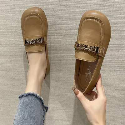 Γυναικεία παπούτσια τύπου μοκασίνι με επίπεδη σόλα και μεταλλικά στοιχεία