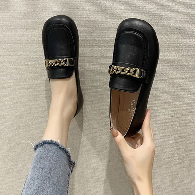 Γυναικεία παπούτσια τύπου μοκασίνι με επίπεδη σόλα και μεταλλικά στοιχεία