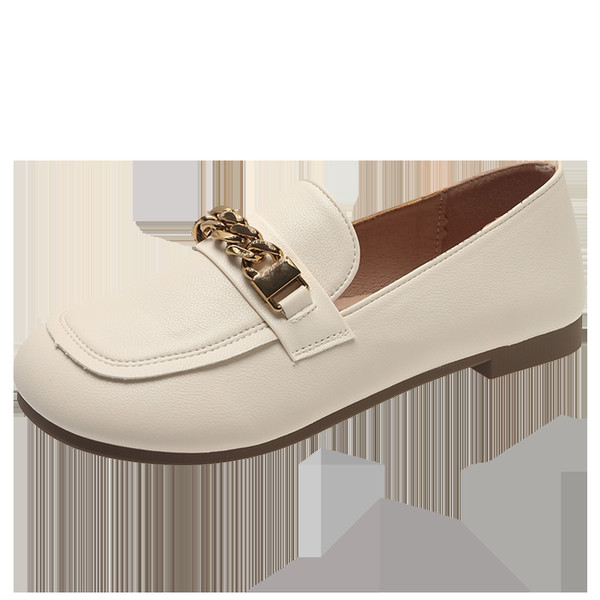 Γυναικεία παπούτσια τύπου μοκασίνι με επίπεδη σόλα και μεταλλικά στοιχεία