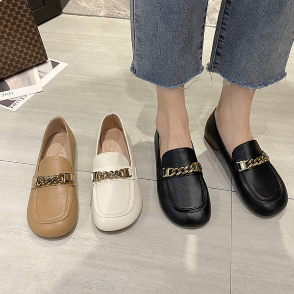 Γυναικεία παπούτσια τύπου μοκασίνι με επίπεδη σόλα και μεταλλικά στοιχεία