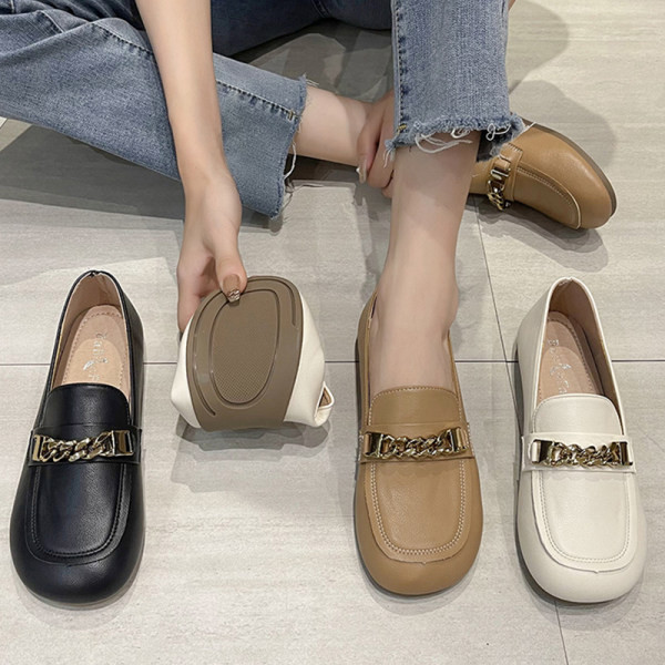 Γυναικεία παπούτσια τύπου μοκασίνι με επίπεδη σόλα και μεταλλικά στοιχεία
