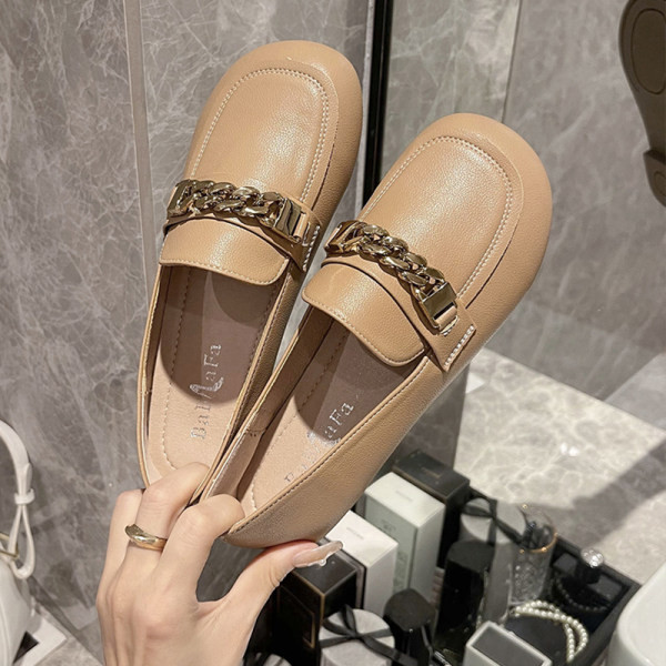 Γυναικεία παπούτσια τύπου μοκασίνι με επίπεδη σόλα και μεταλλικά στοιχεία