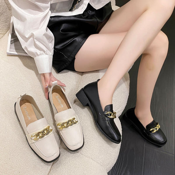 Alkalmi mokaszin cipő modell fém elemekkel