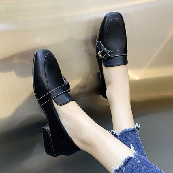 Eleganti apavi ar metāla elementu