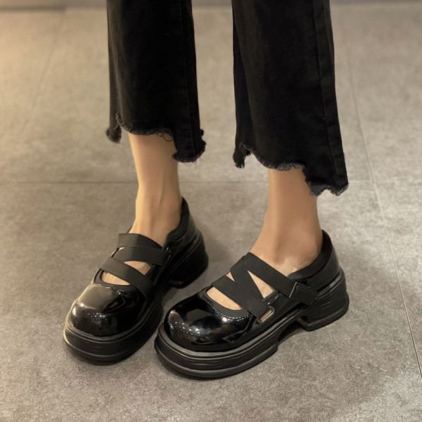 Γυναικεία στρογγυλεμένα παπούτσια με τραχιά σόλα - ασπρόμαυρο χρώμα